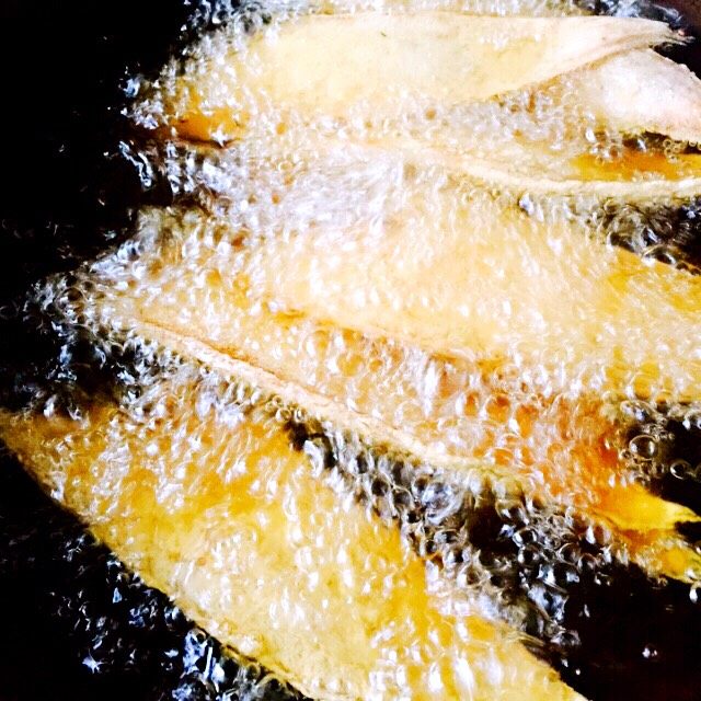 干炸海鱼🐟(王氏私房菜),锅中倒入食用油烧热、把鱼一一放入锅中开炸、大火定型后转小火慢慢翻炸、直到两面金黄后捞出沥干油分