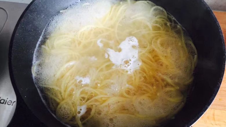黑椒牛柳意面,水煮沸后,放盐,再放入意面煮8分钟(不同牌子都有自己的时间,可以仔细阅读一下使用方法)