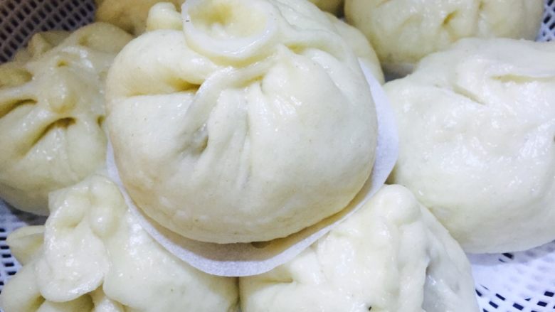 木耳香菇肉包,冷水上锅 上汽15分钟 然后闷5分钟 预防包子回缩