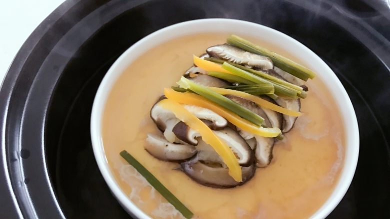 宝宝辅食:香菇蒸鳕鱼,开盖,浓浓的鲜香味扑鼻而来,汤汁四溢哈。