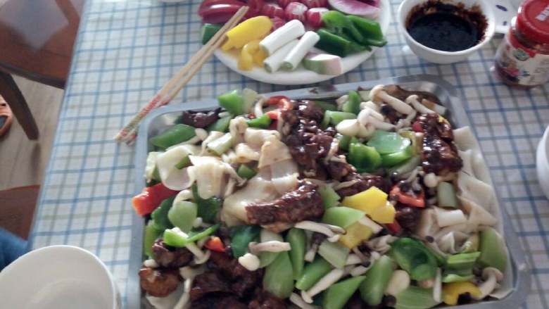 鸡肉蔬菜拌面。