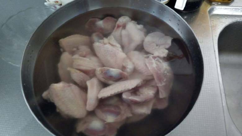 鸡肉蔬菜拌面。,清洗干净鸡翅。