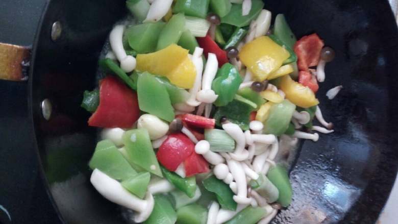鸡肉蔬菜拌面。,把所以喜欢吃的菜快火炒熟。