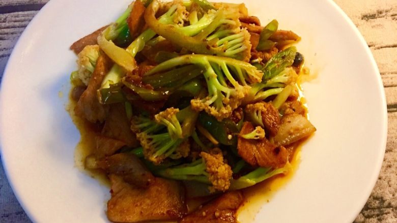 花菜炒五花肉,热锅倒入油烧至冒青烟(菜籽油的做法),倒入切好的肉片翻炒片刻加入一勺老干妈翻炒均匀加入杭椒和蒜片翻炒均匀你会闻到一股淡淡的香味😋然后加入有机花菜翻炒片刻直到花菜断生加入适量盐和鸡粉生抽即可出锅装盘!