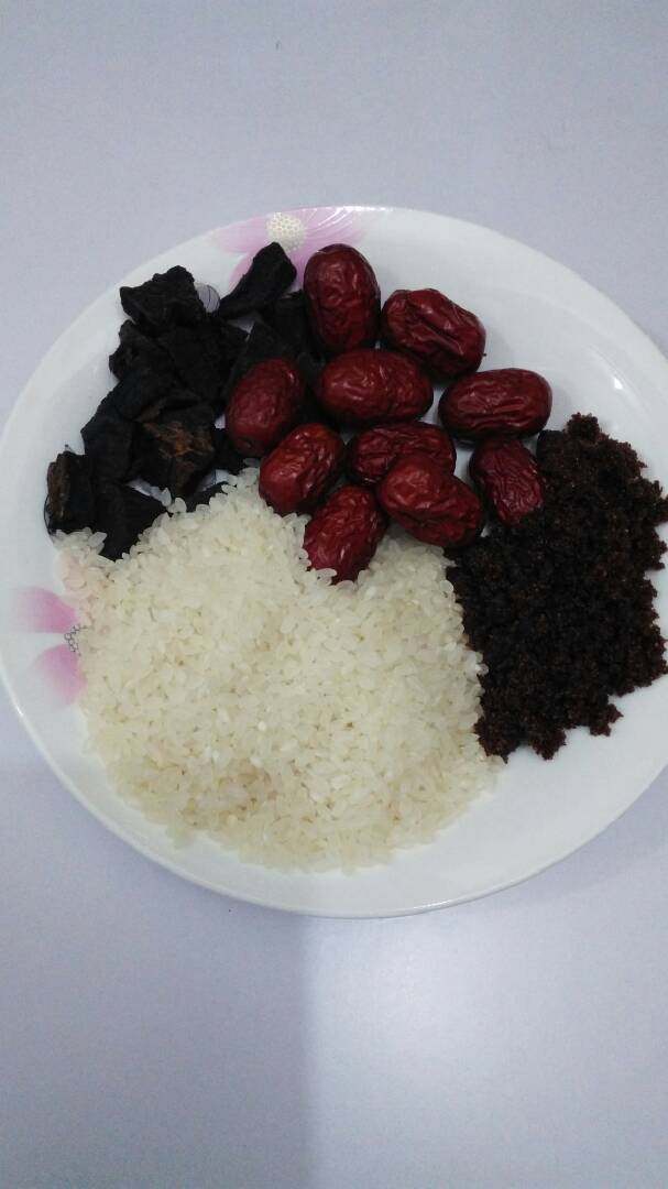 神仙粥,食材准备:<a style='color:red;display:inline-block;' href='/shicai/ 212322'>制首乌</a>是用黑豆汁炒过的，可使其药力入肝肾，起到滋补效果。是道家“九大仙草”之一，称为“神仙不老草"，是一味难得补养佳品。(<a style='color:red;display:inline-block;' href='/shicai/ 503'>粳米</a>十<a style='color:red;display:inline-block;' href='/shicai/ 2471'>大枣</a>十红糖)