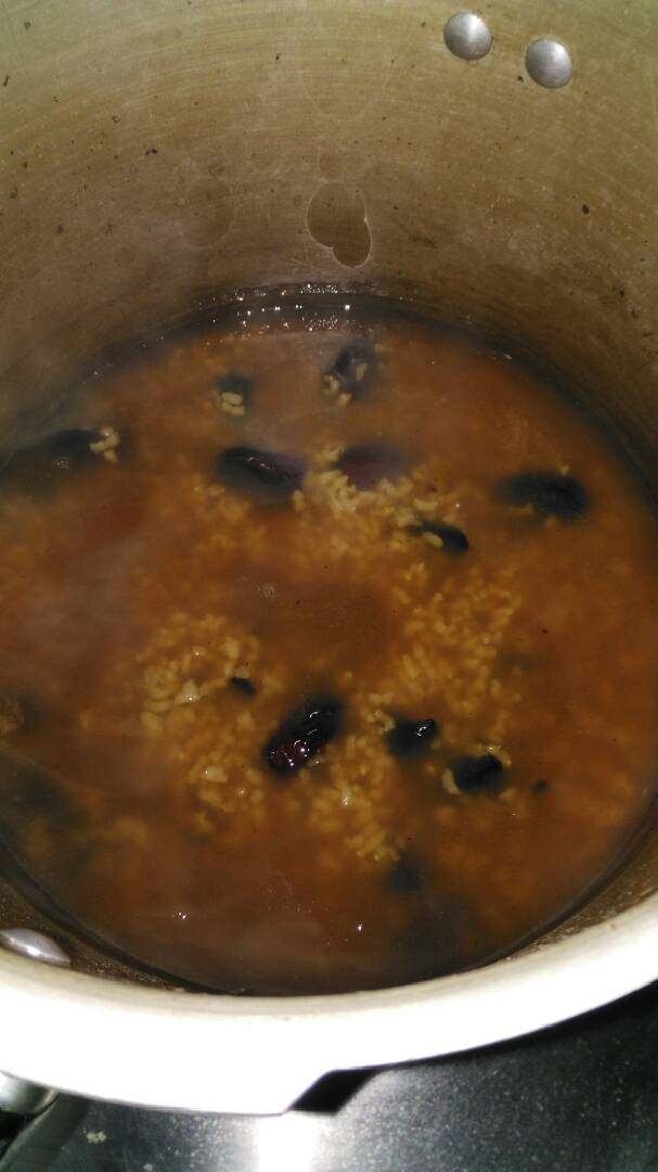 神仙粥,起锅加热烧开,中火压制15分钟,自然放气后,开锅加入红糖即可,OK。