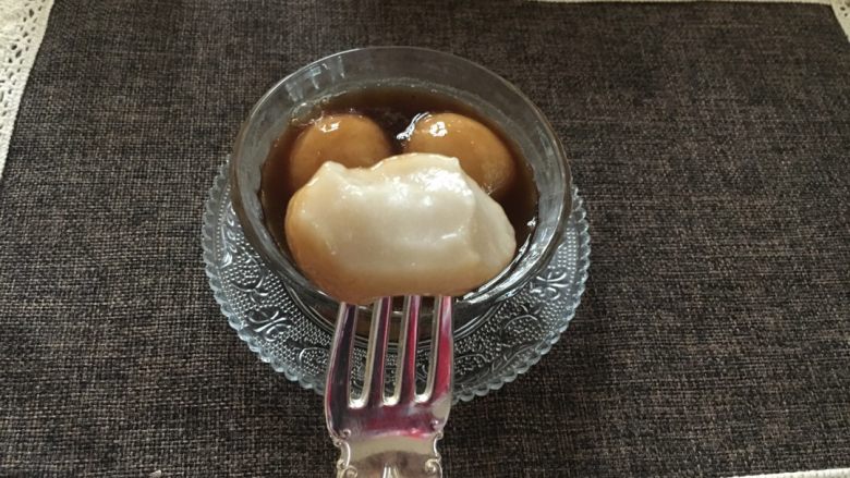 汤圆,我就没有拍了 水 龙眼干 姜片和红糖放入锅煮开 后再把汤圆放下去煮 煮饭汤圆都浮起来就可以啦