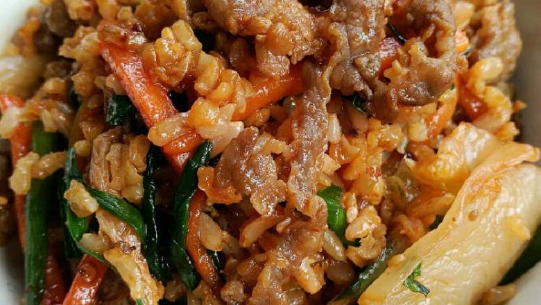 牛肉泡菜糙米饭