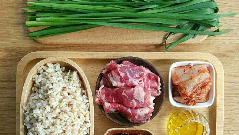 牛肉泡菜糙米饭,准备好以上材料,调料混合使用。