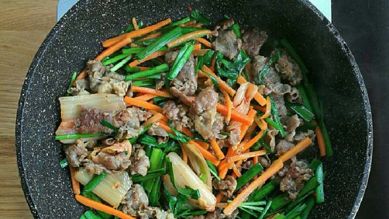 牛肉泡菜糙米饭,再倒入<a style='color:red;display:inline-block;' href='/shicai/ 698'>泡菜</a>和韭菜翻炒几下,真的就几下,翻炒均匀即可。