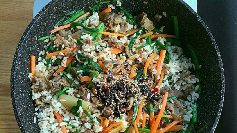 牛肉泡菜糙米饭,倒入熟糙米饭翻炒,再倒入已拌好的调味料,这是提味的精华所在。