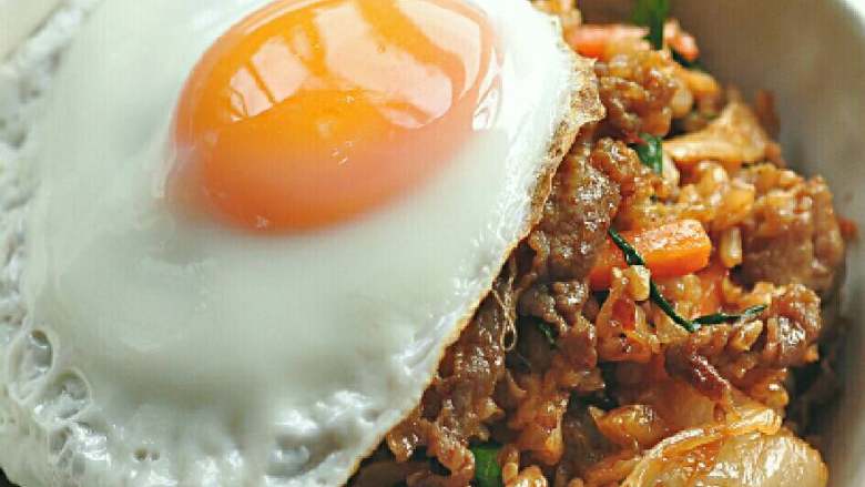 牛肉泡菜糙米饭,饭盛出来后,上面在铺个煎蛋,感受一下这色泽~