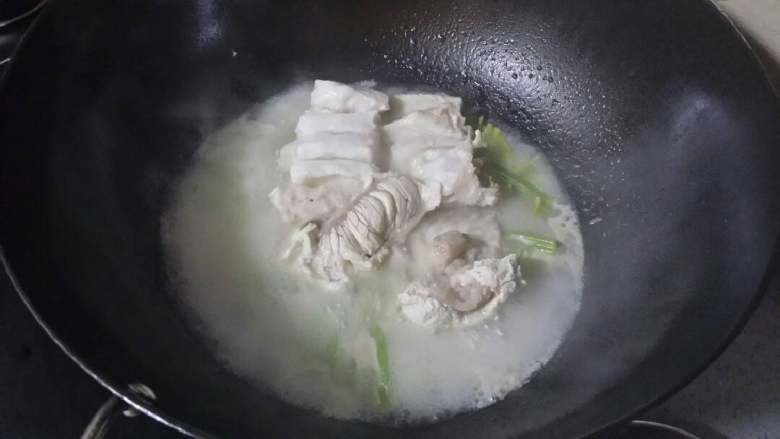 香芹焖海鳗,锅大火烧热,加花生油,放入姜丝、香芹、葱炒香,放入鳗鱼块,加适量清水,速盖上锅盖煮1分半钟,揭盖加适量盐、生抽,炒几下起锅装碟即成。