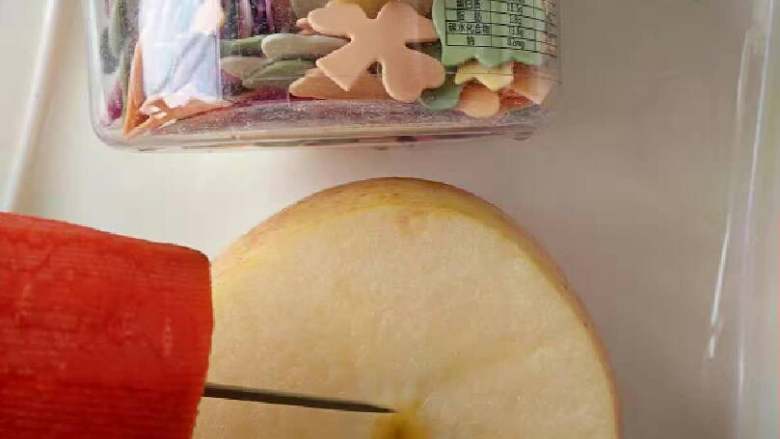 圣诞🎅水果树🎄🎄,苹果🍎两面切平,放托盘上,胡萝卜削皮,用牙签把胡萝卜和苹果🍎链接在一起