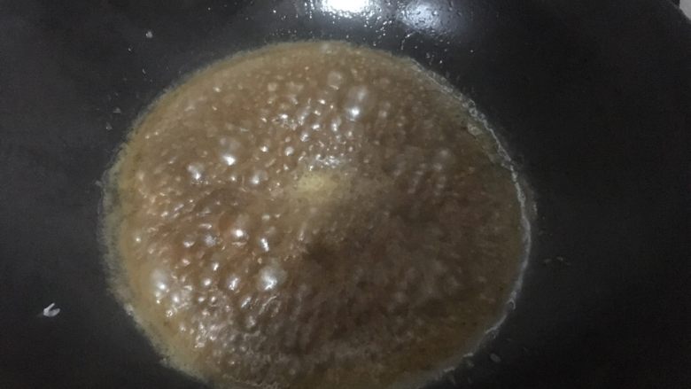 清蒸福寿鱼。,热锅放油加入葱末蒜末姜丝,在放入蒸鱼豉油加一点水,热一下然后收汁淋在鱼的身上就OK了。