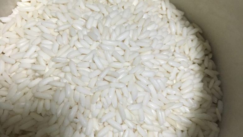八宝饭,称好糯米150克,喜欢多做一些的亲们可以多放些,我这是做一碗的量,普通吃饭的小碗的量
