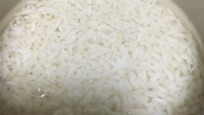 八宝饭,加水上锅蒸熟,水不可多,不能把饭蒸太烂了