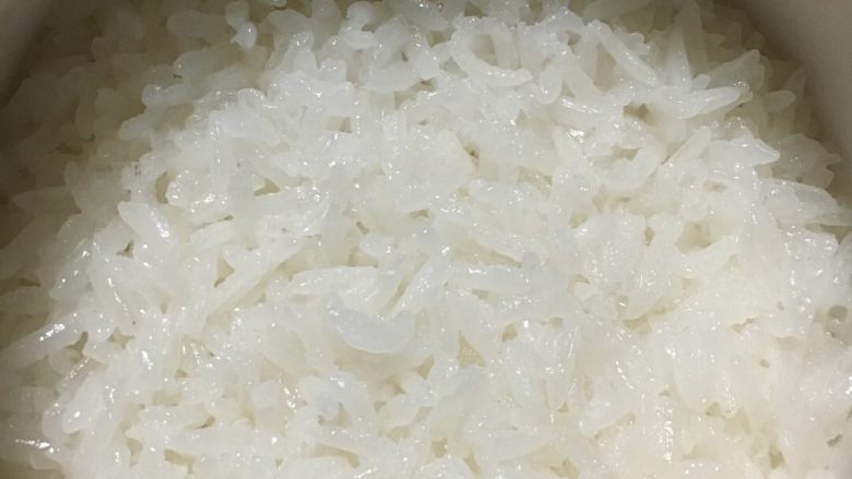 八宝饭,蒸好的米粒晶莹透亮,粒粒分明