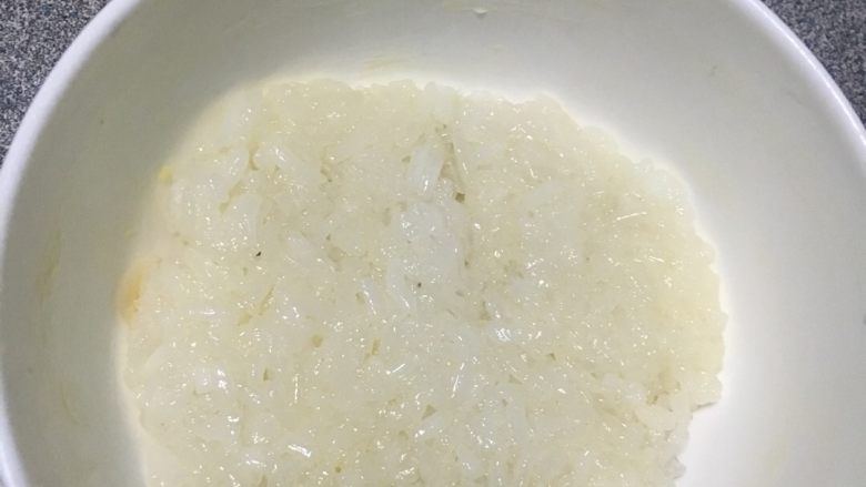 八宝饭,轻轻覆在碗底,把干果遮盖住