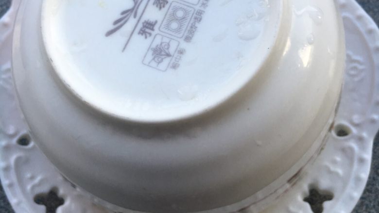 八宝饭,趁着余温,倒扣在盘子里