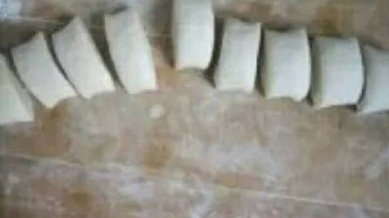 小刺猬馒头,、 将发酵好的面团搓长条,切成大小一致的剂子。
