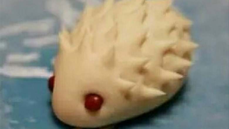 小刺猬馒头,刺猬身体剪满尖角后,在刺猬眼睛的地方点上两颗<a style='color:red;display:inline-block;' href='/shicai/ 3607'>红豆</a>。