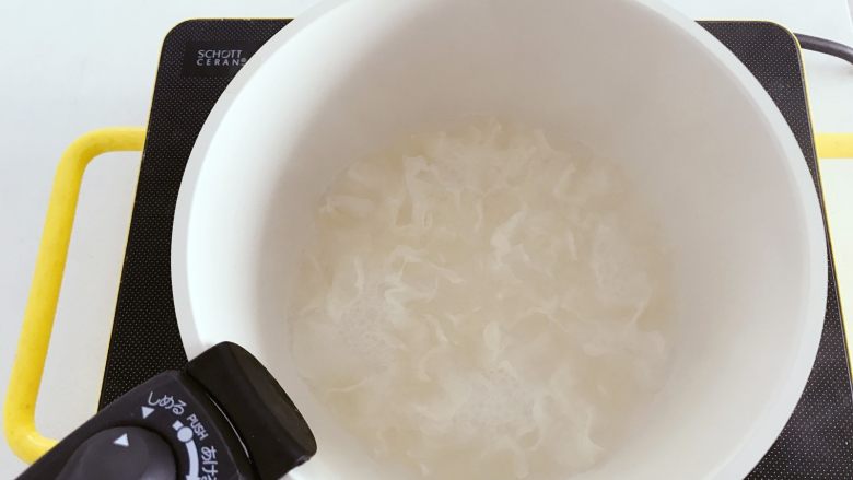 宝宝辅食:南瓜银耳羹,准备一个锅,倒入200ml清水,加入泡发撕碎的银耳,大火烧开,然后中小火炖煮30分钟左右。古田糯耳泡发一晚,煮30分钟,银耳的胶质基本就出来了。
》银耳要煮烂一点,这样宝宝容易消化哈。