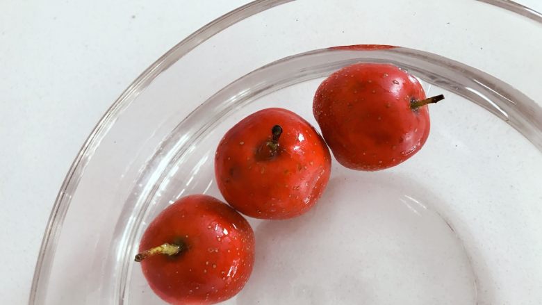 宝宝辅食:山楂小饼,把<a style='color:red;display:inline-block;' href='/shicai/ 599'>山楂</a>浸泡两小时,洗净。