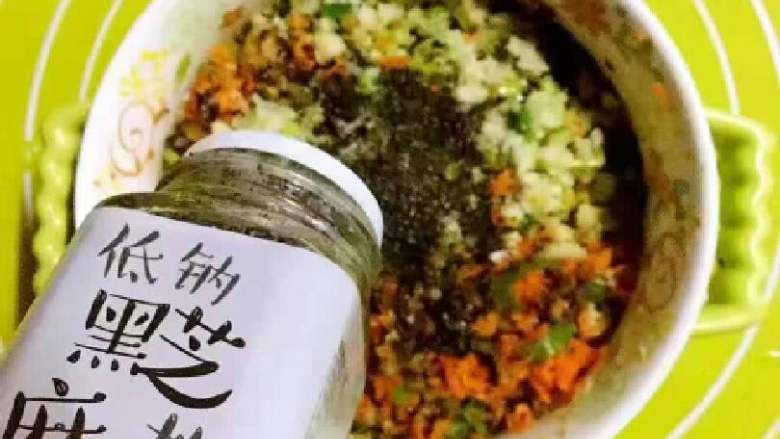 小鸟🐦在歌唱,撒上低钠黑芝麻盐
将馅搅拌均匀,包成包子。上蒸屉蒸熟