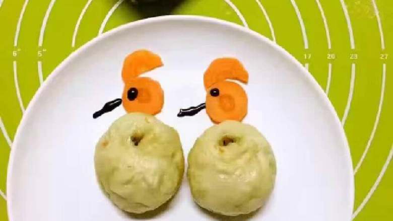小鸟🐦在歌唱,胡萝卜做小鸟🐦头部,黑芝麻酱画眼睛和嘴巴