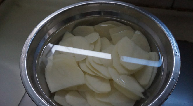 响油土豆片,<a style='color:red;display:inline-block;' href='/shicai/ 23'>土豆</a>去皮、洗净、切片,放清水中浸泡5分钟。