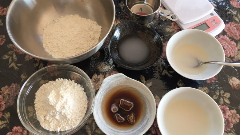 黑白糖双色馒头,🅰️先用80g里的一部分温水溶化酵母,倒入其中一份面粉里用筷子拌均匀《黑糖我买的是大颗的就要先敲碎或者边煮开水边隔水融化,隔水融化加的水还是80g量里的哦,如果买到散的就方便啦》黑糖融化后再加进刚刚已经加了酵母的盘里一起搅拌成絮絮的粉快状🅱️用不烫手的温开水40g溶化酵母,40g温水搅拌溶化白糖加入两一盘面粉里筷子拌成絮絮粉快状