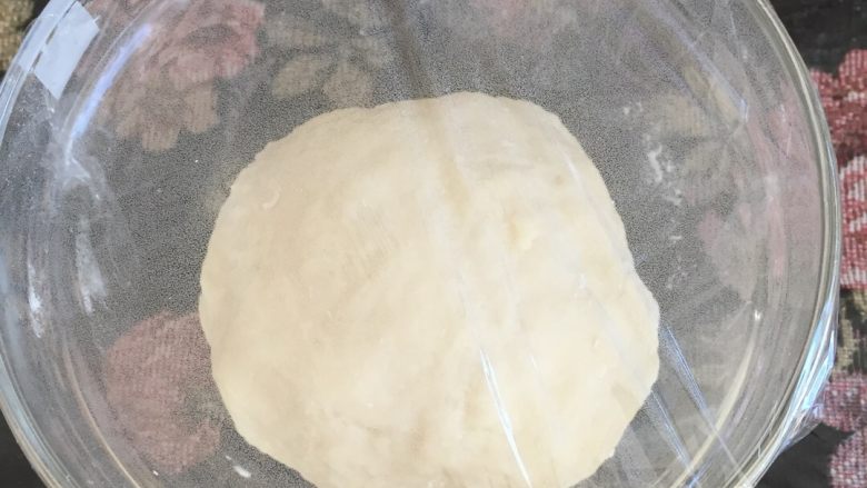 黑白糖双色馒头,盖上保鲜膜发酵30分钟,气温低可以多发十几二十分钟,具体要注意观察就好了(我的气温9度刚好有太阳所以我放在太阳下晒)也可以用隔温水发酵方法或煮东西的时候放在灶台旁取温发酵