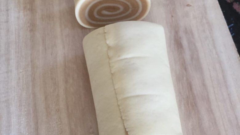 黑白糖双色馒头,卷好后,看大小用刀轻轻压个印子,再用刀切开