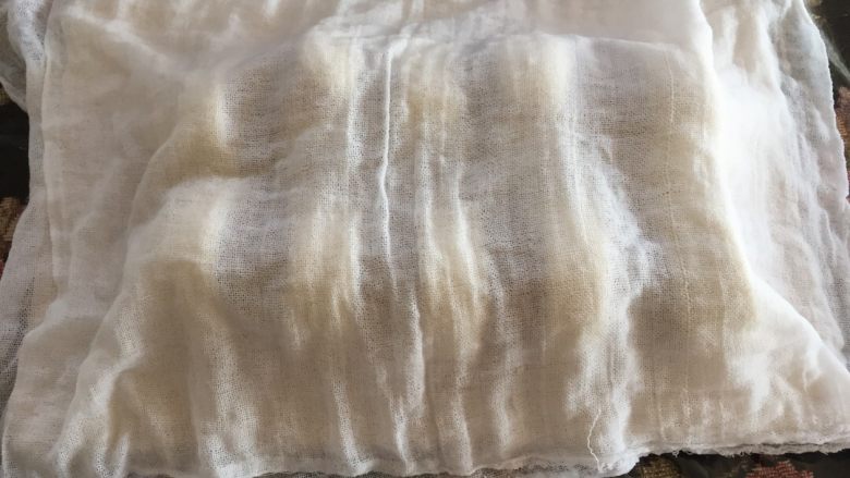 黑白糖双色馒头,进入二次发酵,二次发酵20-40分钟。用块拧干的湿纱布盖着,或者放到蒸锅里摆好盖上盖子发酵也可以