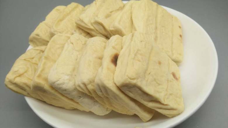 青椒炒豆干,湿豆干，切成小块