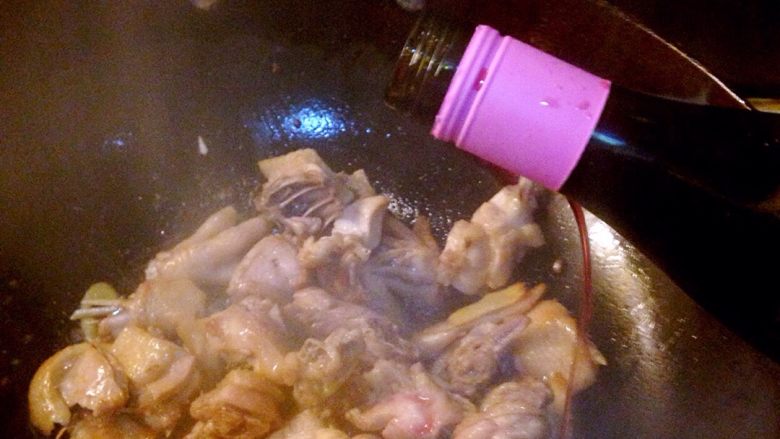 喵喵干红,闷炒土鸡,前后两次倒入大概1/4瓶红酒。每次都要充分翻炒。
