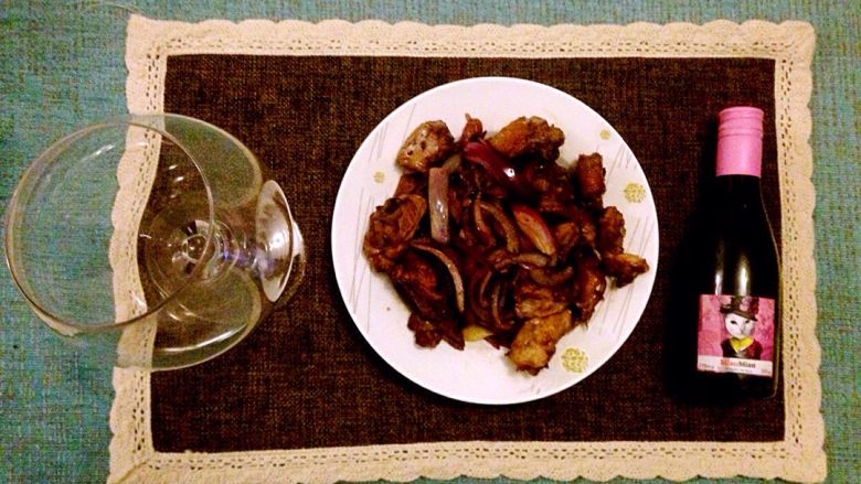 喵喵干红,闷炒土鸡,搞定啦。哈。兽娘的晚餐弄好了。