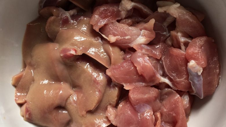窩蛋、枸籽、豬腰、瘦肉水,先把豬腰、瘦肉洗乾淨,切成片