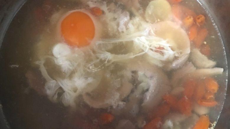 窩蛋、枸籽、豬腰、瘦肉水,放入豬腰和肉煮10分鐘,再打下雞蛋