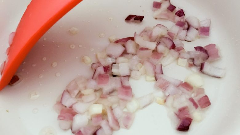 宝宝辅食:南瓜田园焗意面,另外准备一个平底锅或炒锅,热锅,放入植物油,加入洋葱炒至透明变色。
》此时可预热烤箱,180度,上下火,10分钟左右。