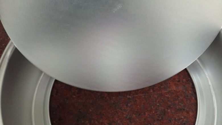 双层蛋糕,我用的是这种戚风蛋糕模具,物美价廉,超好用
