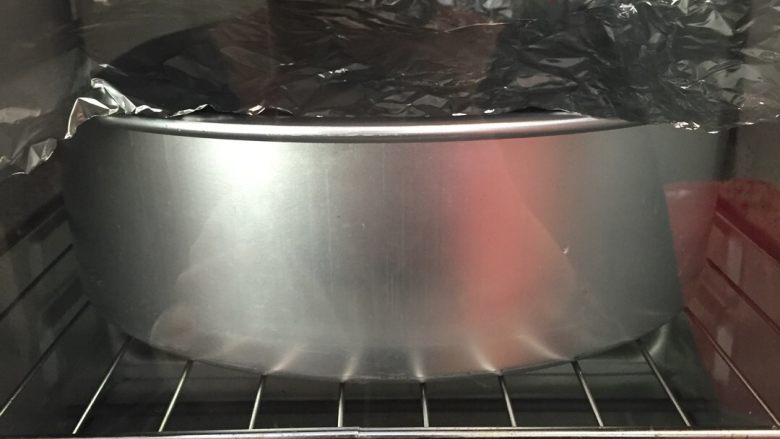 双层蛋糕,要注意观察表面,烤至上色盖上锡纸就可以去喝茶休息一下了