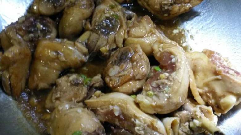 麻辣红烧鸡腿,锅下油,少放一点盐,鸡腿放里翻炒。