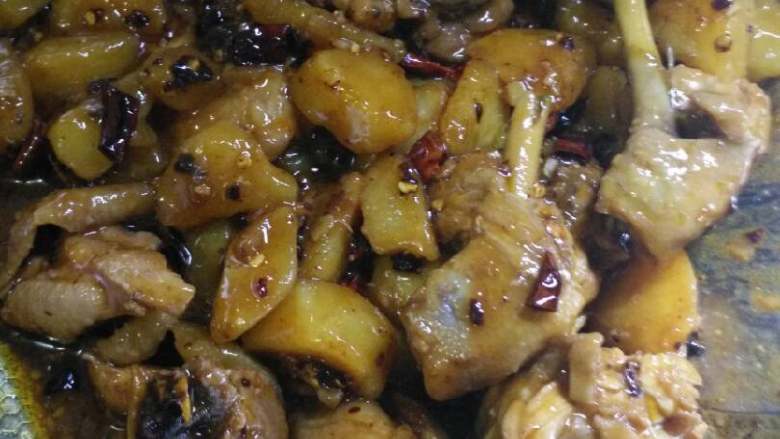 麻辣红烧鸡腿,把刚才炖好的土豆和鸡腿倒里翻炒均匀即可。