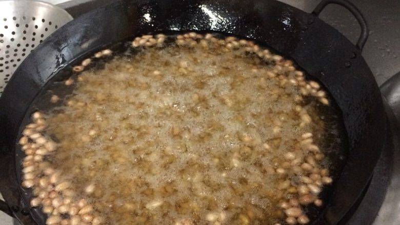 麻辣花生米,不用高油温,油小开就可以把花生米倒进去炸