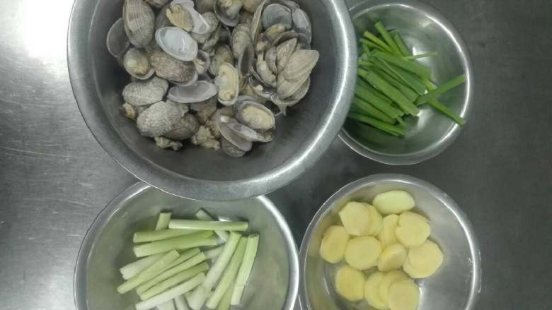 姜葱炒花蛤,花蛤沸水,姜葱改刀。