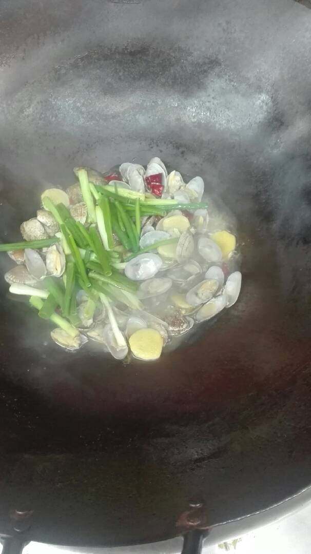 姜葱炒花蛤,姜片炸香捞出。净锅少油炒香蚝油,加开水放姜片烧出姜味,放味精,糖,生抽,花蛤小火焖一分钟,放葱段搅匀,打薄芡淋香油出锅。