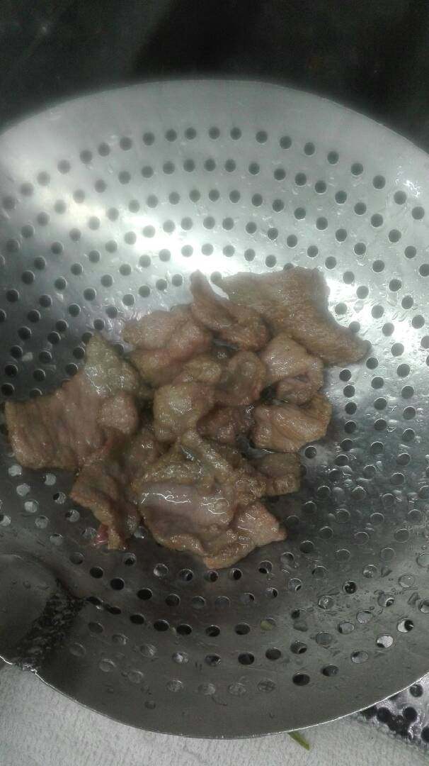 苦瓜炒牛肉,腌过的牛肉拉油，苦瓜沸水，多加糖，