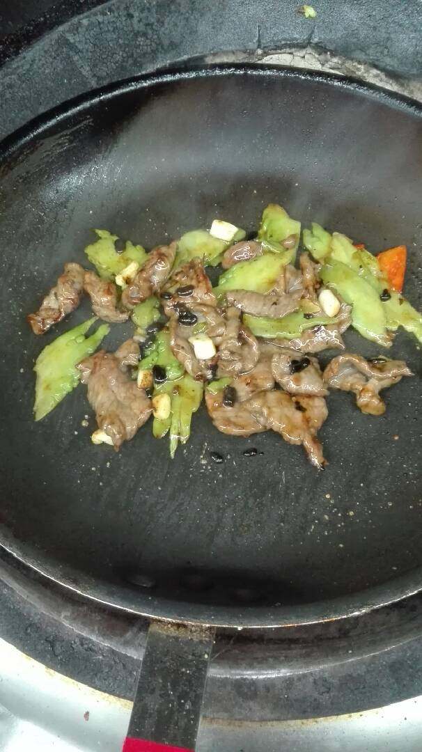 苦瓜炒牛肉,调碗芡（蚝油，味精，糖，生粉）
净锅少油，放蒜蓉苦瓜牛肉炒热，下调好的碗芡，淋生抽老抽，放豆豉香油即可出锅。